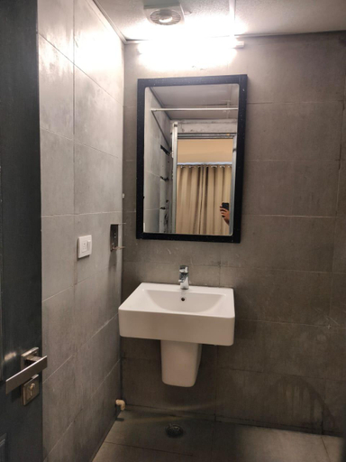 Bathroom 5, SwagStay Hotel Century, Nagpur
