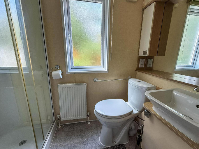 Bathroom 3, Spacious 4 Berth Lodge With Wi-Fi Decking At Broadland Sands Ref 20055Sv, Suffolk