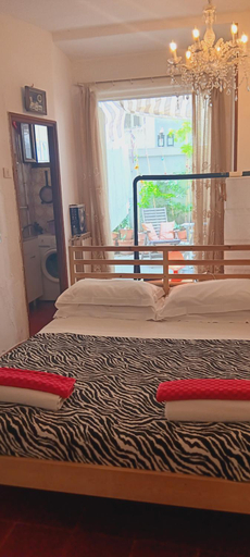 Bedroom 2, La casa vecchia di Claudio, Roma