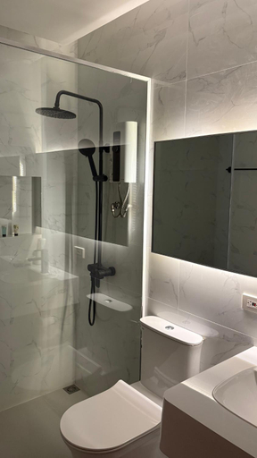 Bathroom 2, Minnie's Guest House, Taytay