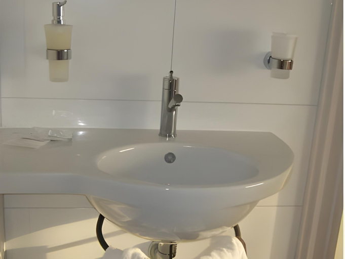 Bathroom 2, B&B De Tobbedanser Harlingen, Harlingen