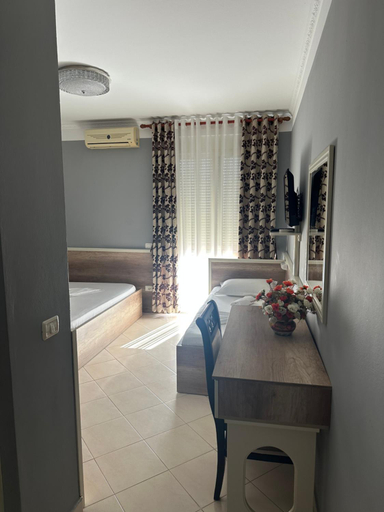 Others 5, Hotel Niagara, Durrësit