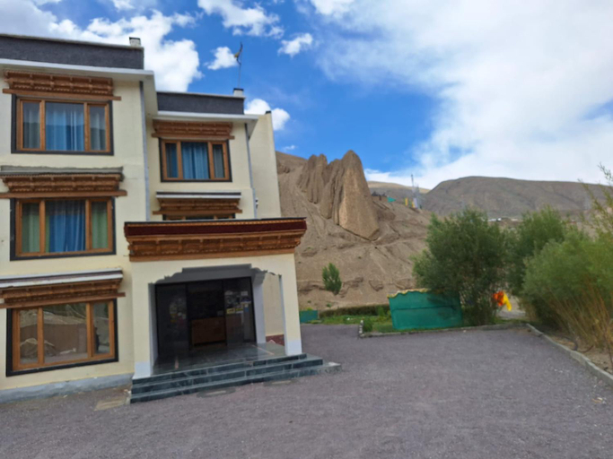 Exterior & Views