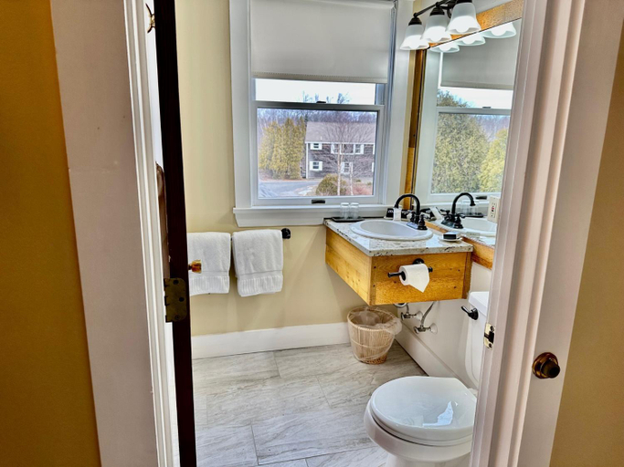Bathroom 5, THE BRADLEY INN, Lincoln