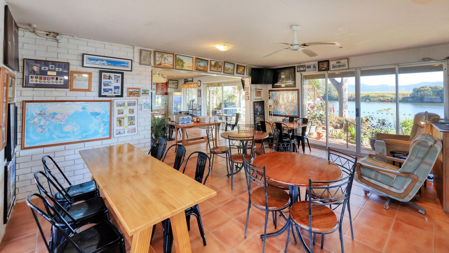Food & Drinks 4, Tweed River Motel, Tweed - Pt B