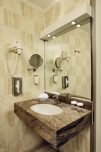 Bathroom 5, H4 Hotel Frankfurt Messe, Frankfurt am Main