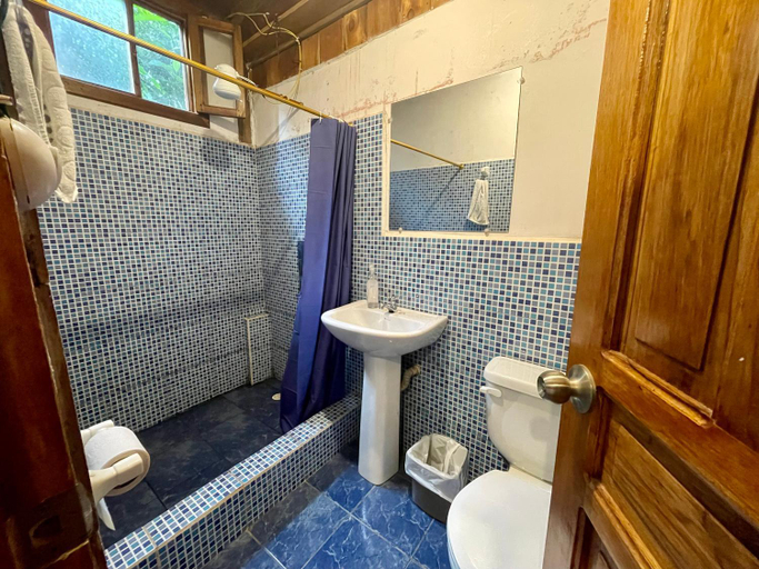 Bathroom, Inti Mindo Hostel, San Miguel de los Bancos