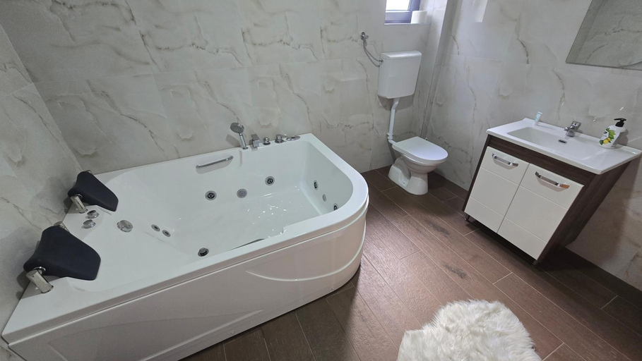 Bathroom 3, Etno odmor, Inđija
