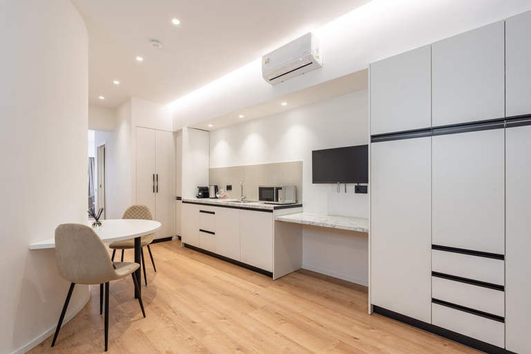 Others 5, ERMOU 40 SUITES, Attica