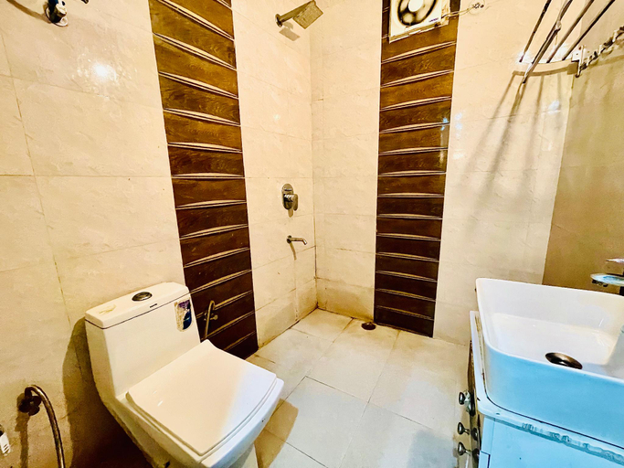 Bathroom 3, Hotel Hauz Khas Inn, Delhi