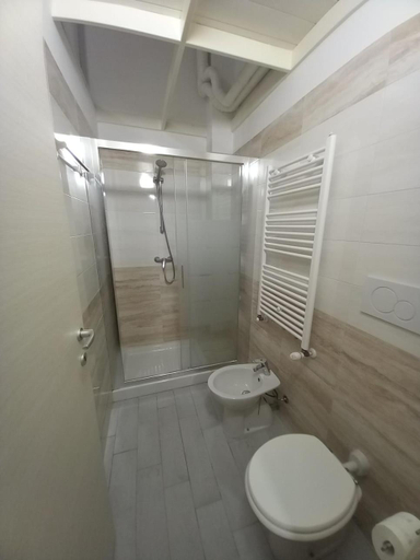 Bathroom 3, Giura, Lecce