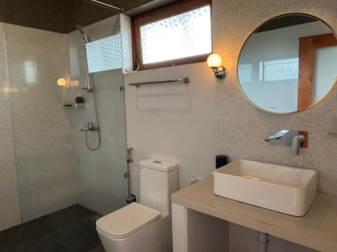 Bathroom 3, Weligama Ocean Breeze Hotel, Weligama
