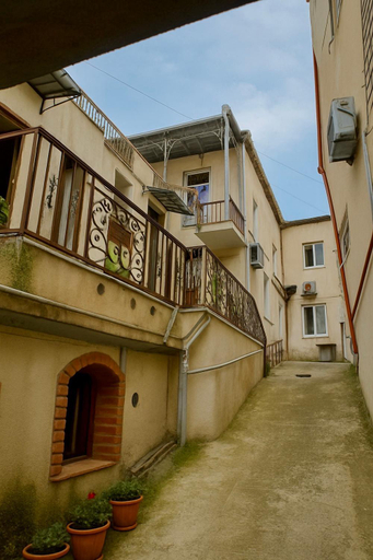 Exterior & Views