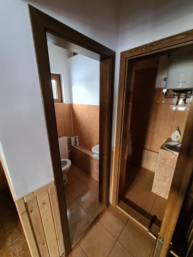Bathroom 5, Szekelyvarsagi Fenyves Kucko, Varsag
