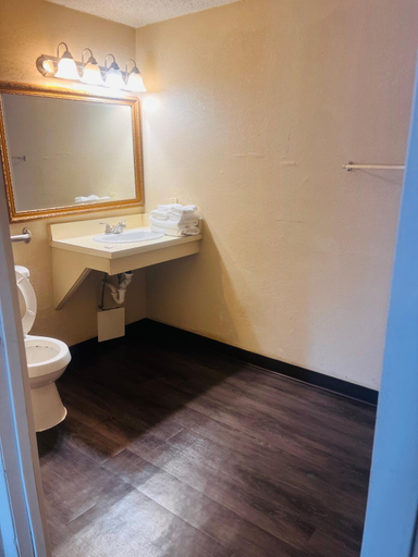 Bathroom 5, Stay-Well Inn - Monroe, Monroe