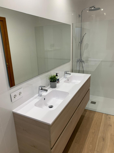 Bathroom 4, CORREFOC, Baleares