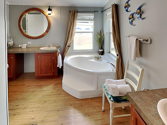 Bathroom 4, Pier Pressure, Aransas