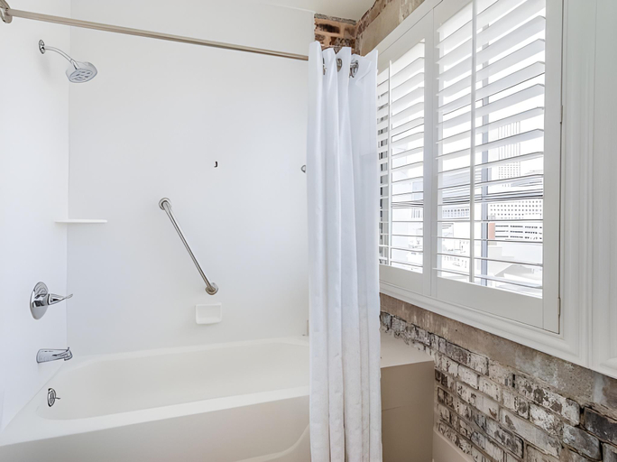 Bathroom 4, The Mercantile Hotel, Orleans