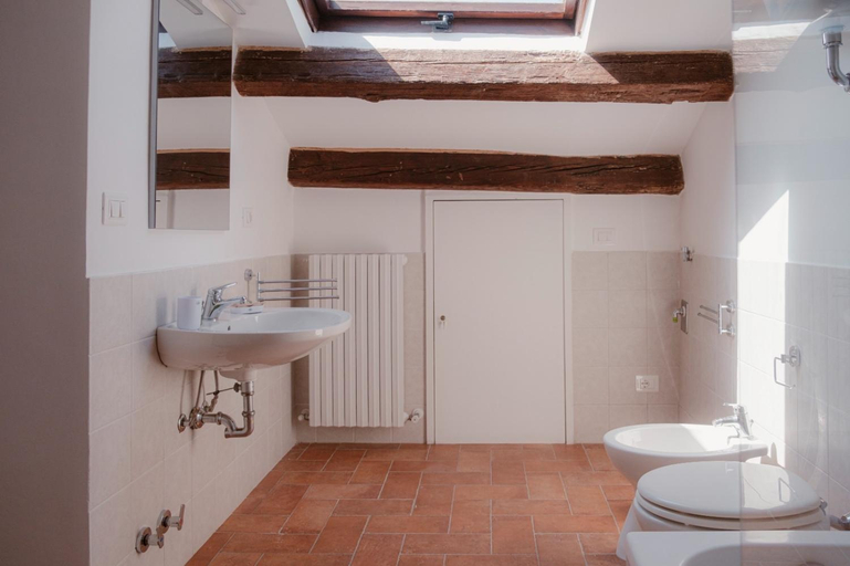 Bathroom 2, Palazzo Lucangeli, Macerata