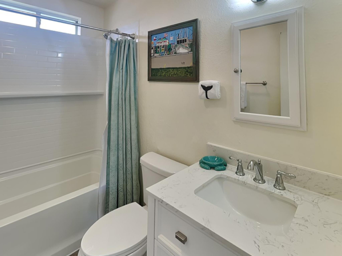 Bathroom 3, Pirates Treasure, Aransas