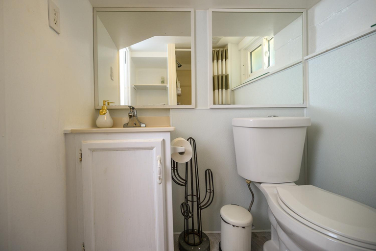 Bathroom 2, Charming Basement Suite with Private Entrance Near Subway, Koreatown & UofT, Toronto