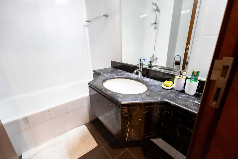 Bathroom 5, Downtown Dubai Mall walk & Burj Khalifa DIFC 5 mins, Dubai