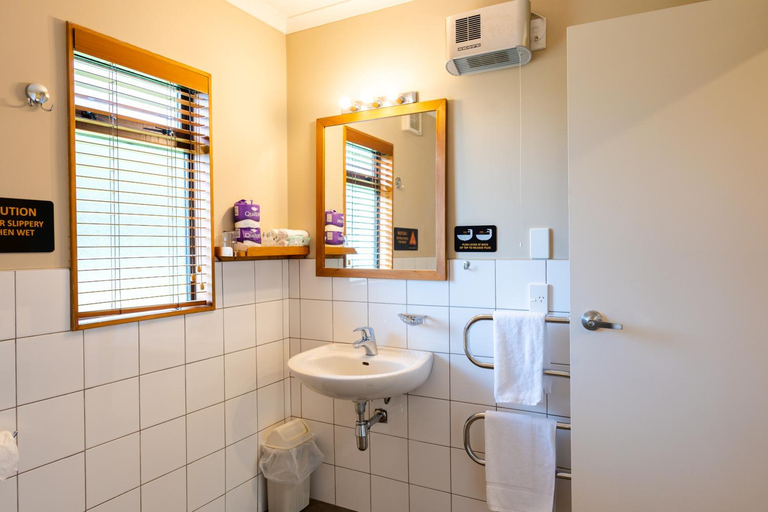 Bathroom 3, Tongariro Junction Motel, Taupo