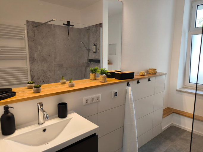 Bathroom, maremar - Apartments am Ferberturm - Luxus Boxspringbett - Kuche - Arbeitsplatz - WLAN, Gera