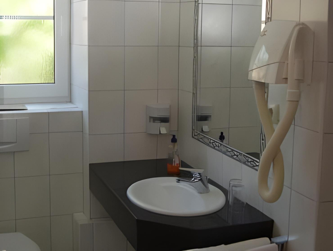 Bathroom 2, Hotel Gasthof Alter Wirt, Garmisch-Partenkirchen