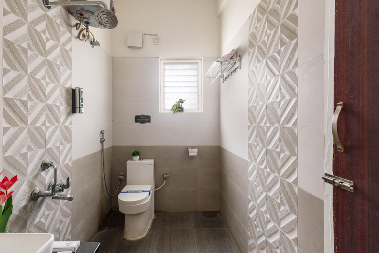 Bathroom 5, Eiffel Suites, Bangalore