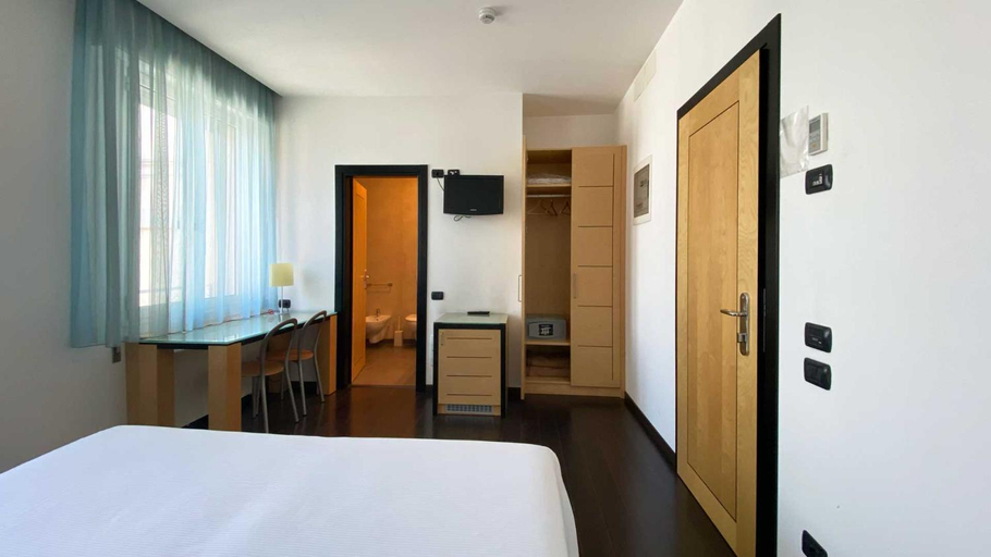 Bedroom 4, Luxury Rooms Padova Station, Padua