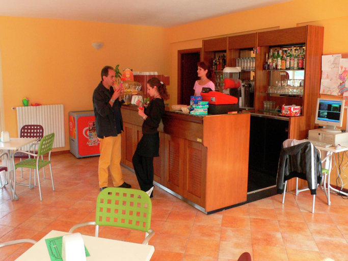 Food & Drinks 5, Villa by Lake Idro with Mountain Views, Brescia