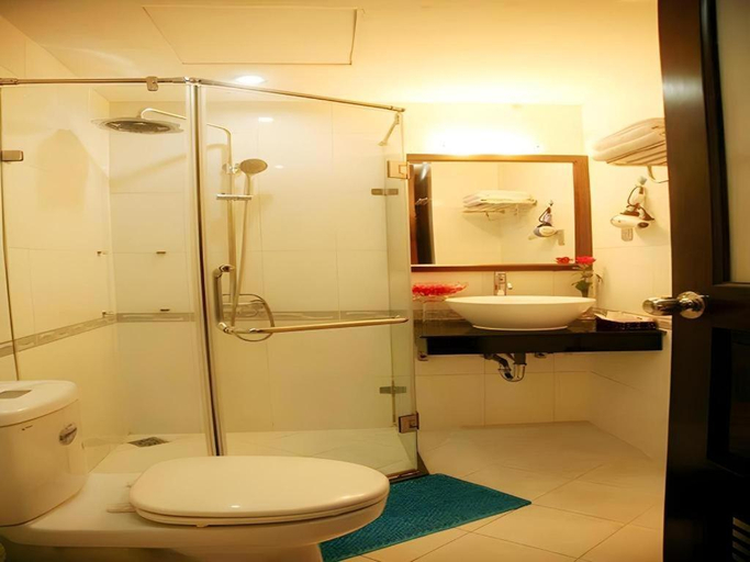 Bathroom 3, New Moon Hotel, Hoàn Kiếm