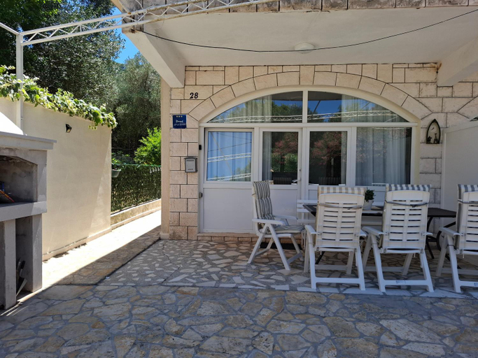 Others 4, Apartmani Ana i Mia, Ston