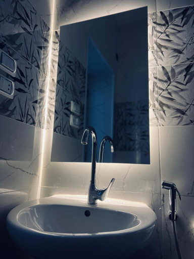 Bathroom 3, Neat & Modern Studio 2Mins Pyramids - Royal desert Inn, Al-Ahram