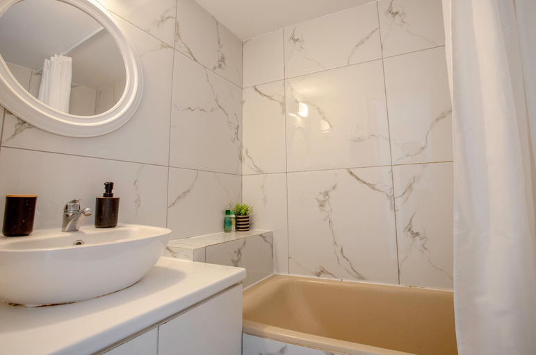 Bathroom, 2BD Garden Apartment