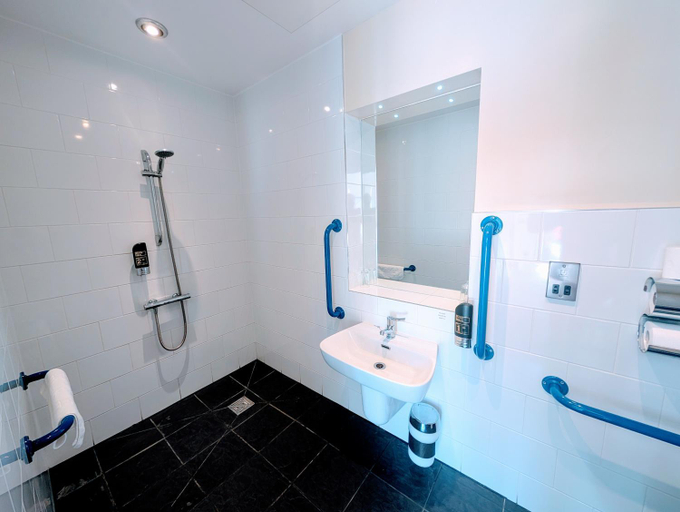 Bathroom, The Maypole at Wellow, Nottinghamshire