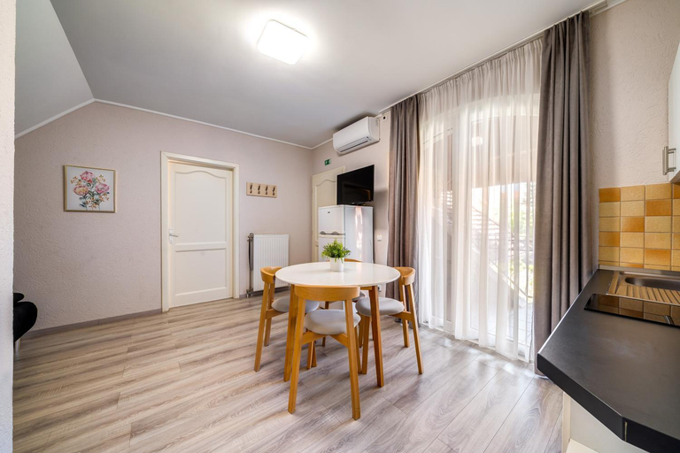 Others 4, Helka Apartmanhaz, Fonyód