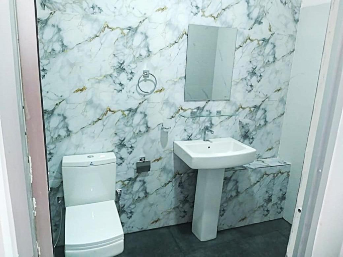 Bathroom 3, Janali Homestay, K.F.G. & G. Korale