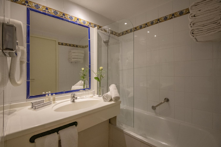 Bathroom 4, le Cetai Cannes Beach Hotel, Alpes-Maritimes