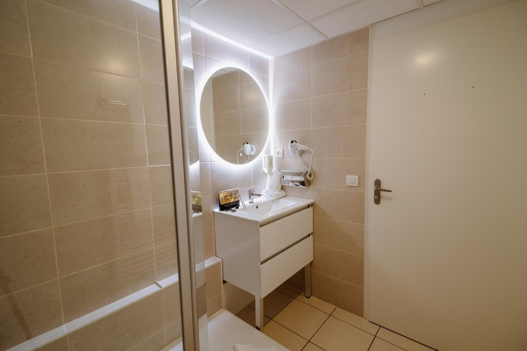 Bathroom 5, Clarion Aparthotel Toulouse Le Parc de l’Escale, Haute-Garonne