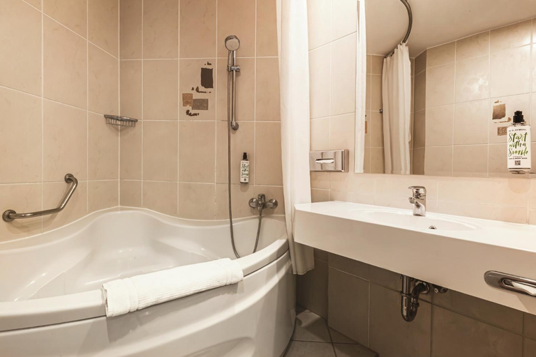 Bathroom 5, Qubus Hotel Gorzow Wielkopolski, Gorzów Wielkopolski