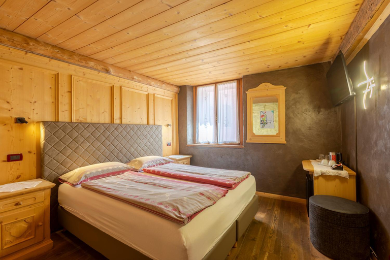 Bedroom 3, Historic Hotel Ristorante La Stua, Trento