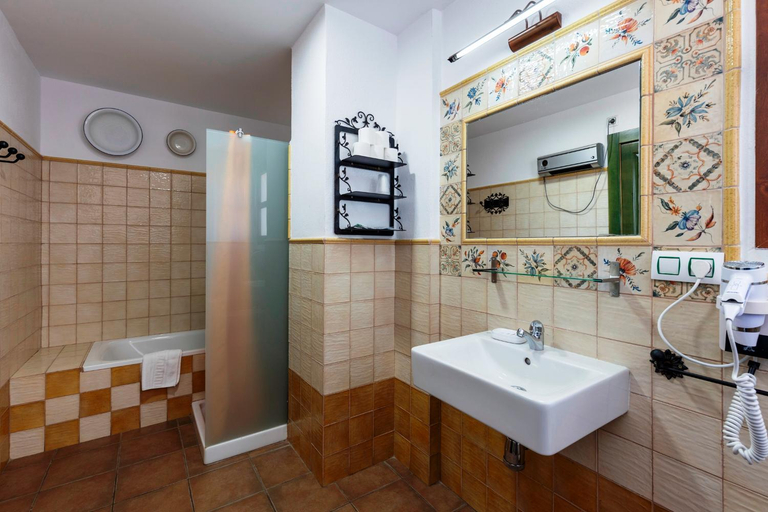 Bathroom 5, Hostal y Apartamento Rural Los Naranjos, Granada