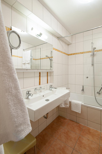 Bathroom 3, LuCA Hotel, Regen