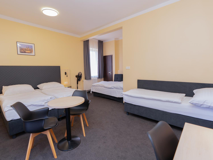 Bedroom 2, Hotel Tulipan Pruhonice, Praha - západ