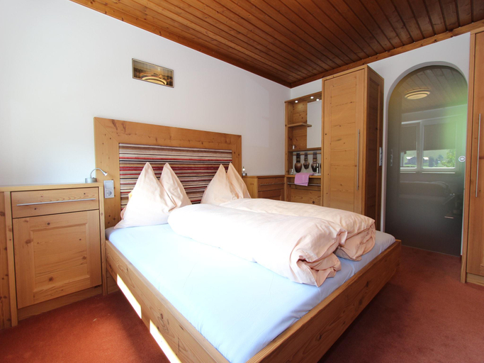 Bedroom 4, Cozy Holiday Apartment Near the ski Slope, Zell am See
