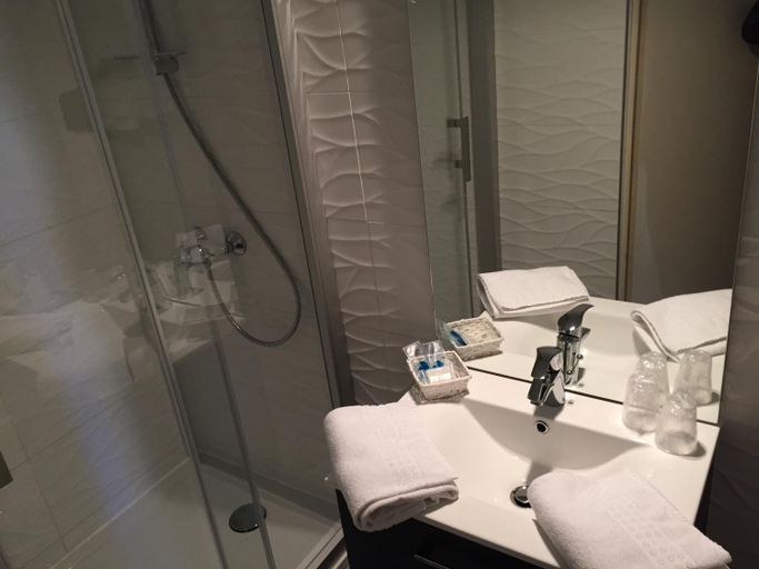 Bathroom 2, Hostellerie Normande, Calvados