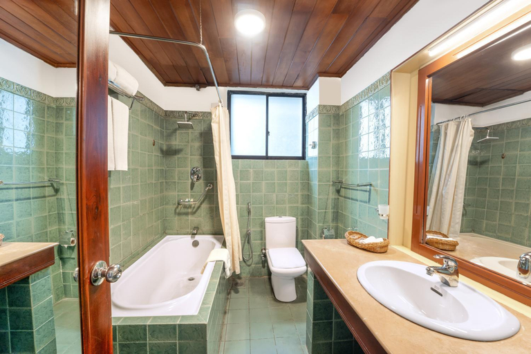 Bathroom 4, Mount Randholee Resorts & Spa, K.F.G. & G. Korale