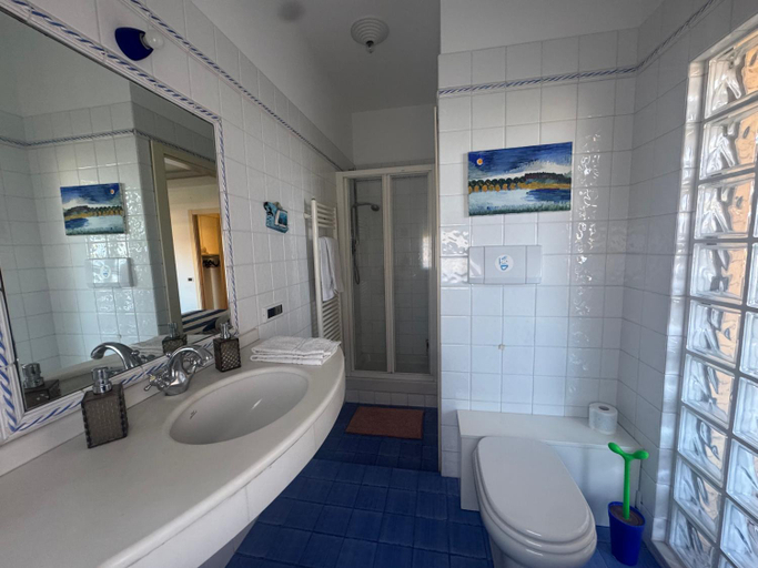 Bathroom, Interno 7, Fermo